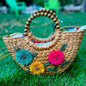 NWT- Perfect bag for Summer- made of Straw & cotton lining - colorful details